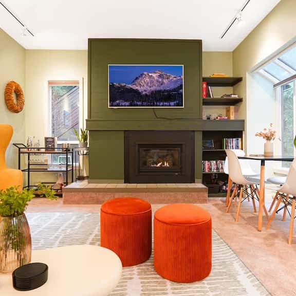 Fern Nook Snowater Condo with King Bed Indoor Pools Hot Tub and Sauna Near Mount Baker - Image 1