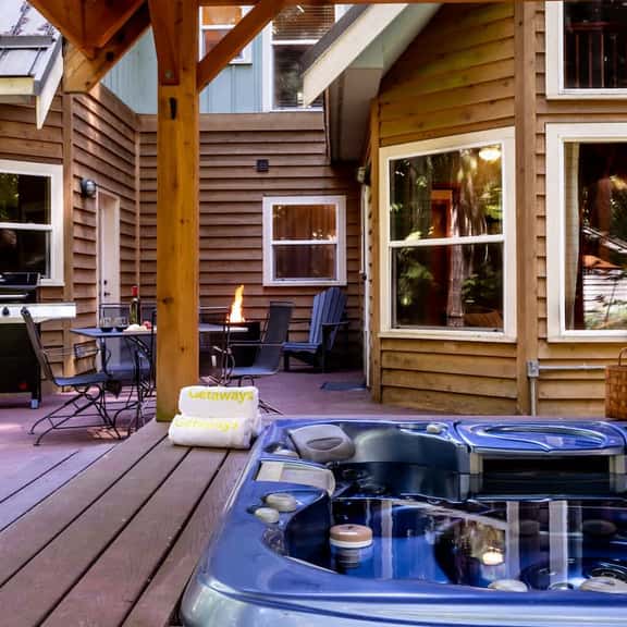 Heliotrope Haus Mt Baker Cabin with Hot Tub Private Sauna and Two King Suites - Image 1