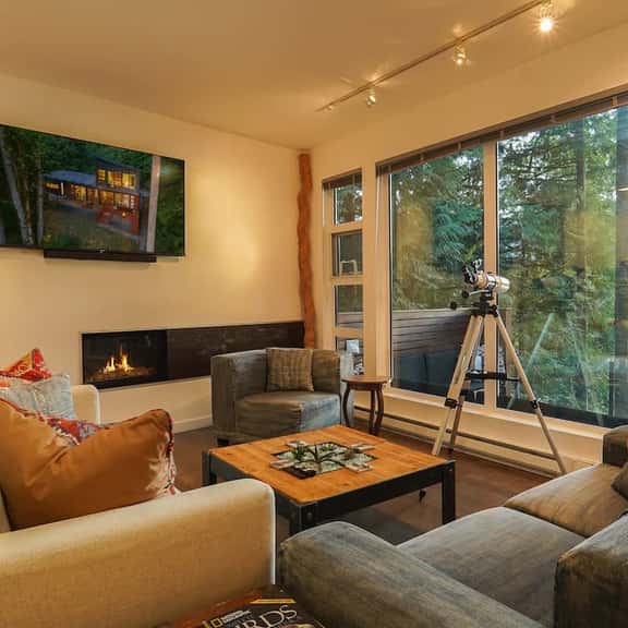 Silvermere Luxury Lakefront Retreat with Private Hot Tub and Dock - Image 1