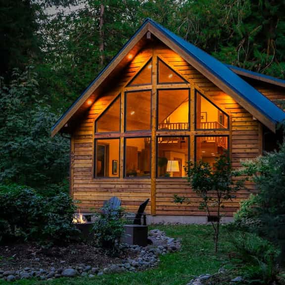 Church Mountain Chalet with Hot Tub Mountain Views and Fireplace near Mt Baker - Image 1