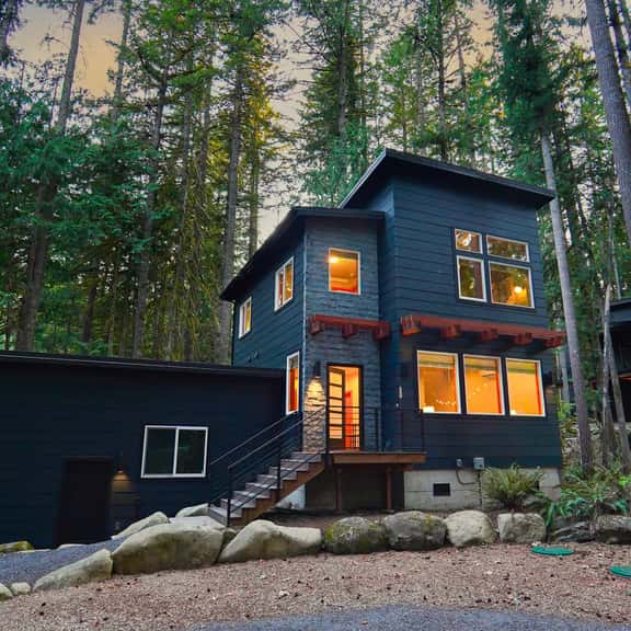 Modern Mt Baker Cabin with Private Hot Tub and Fire Pit - Image 1