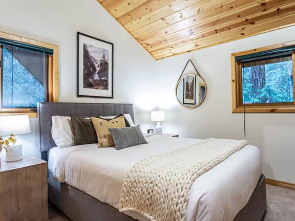 Snowline Log Home | Hot tub + Sauna + Mtn Views