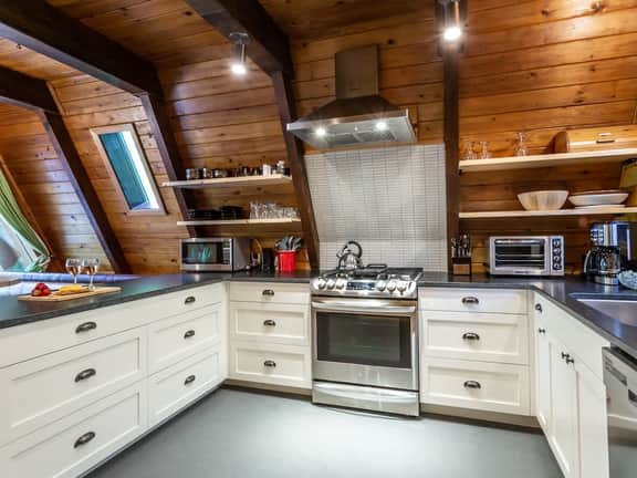 Classic & Cozy Cedar A-Frame w/Hot Tub at Mt Baker
