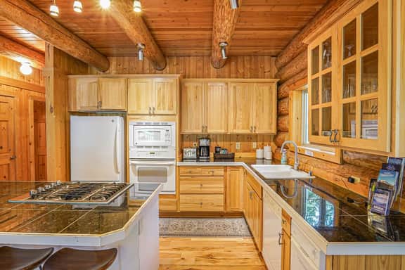 Mt Baker Escape | Hot Tub, Arcade+ Fireplace & BBQ