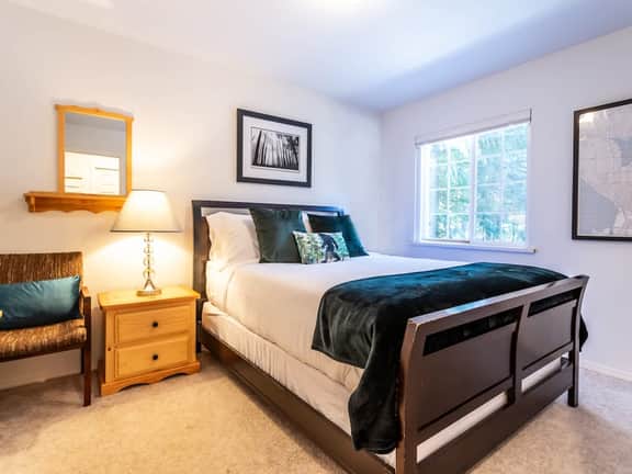 Mt Baker cabin| Hot tub, fireplace & EV charger