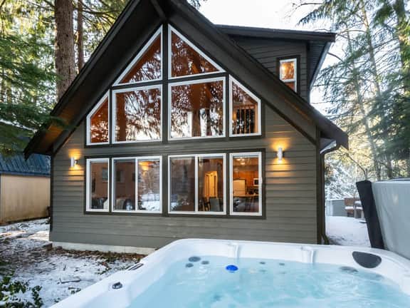 Mt Baker cabin| Hot tub, fireplace & EV charger