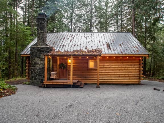 Storybook Creekside Log Cabin near Mt Baker