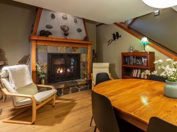 Luxury Getaways 3 BDR w/ Hot Tub + Gas Fireplace