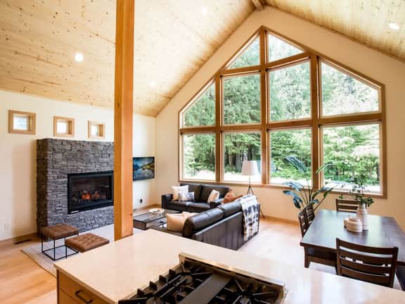 Church Mtn Chalet • Gas Fireplace, Views + Hot Tub