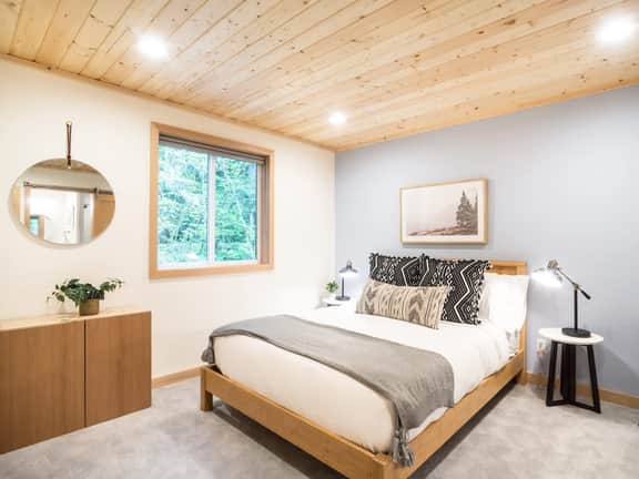 Church Mtn Chalet • Gas Fireplace, Views + Hot Tub