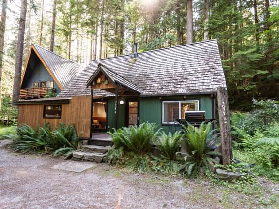 Rustic Glacier Cabin w/ EV charger, Hot Tub & BBQ