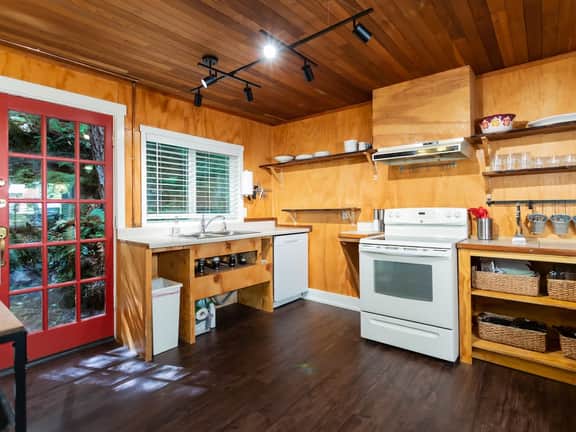 Rustic Glacier Cabin w/ EV charger, Hot Tub & BBQ