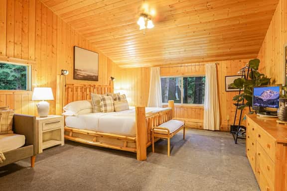 Stargazer Lodge with Hot Tub Game Loft and Two King Bedrooms Near Mt Baker - Image 4