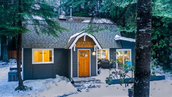 Kulshan Cabin near Mount Baker with Wood Fireplace and Dog Friendly Comfort - Image 2