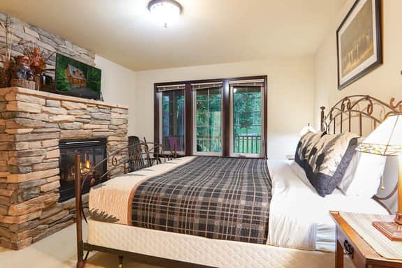 Hearthstone Mt Baker Cabin with Hot Tub Fireplace and Two King Suites - Image 4