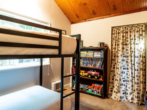 Kulshan Cabin near Mount Baker with Wood Fireplace and Dog Friendly Comfort - Image 5