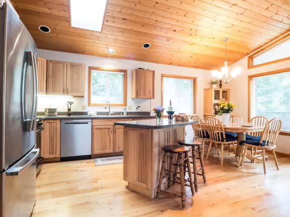 Mt Baker Family Cabin with Fireplace and Backup Generator - Image 4