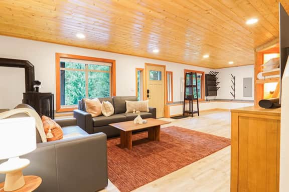 The Astor | Hot Tub & Chef’s Kitchen - Image 5