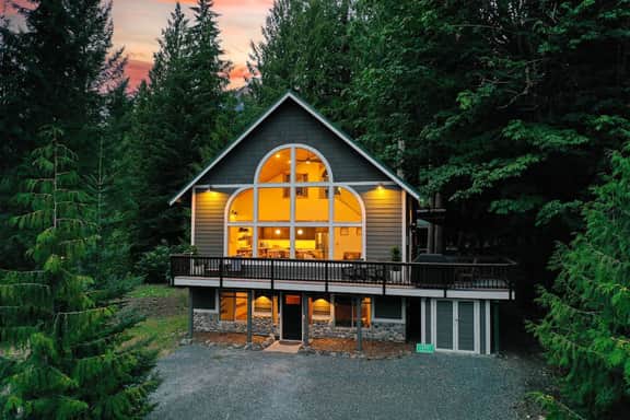The Astor | Hot Tub & Chef’s Kitchen - Image 3