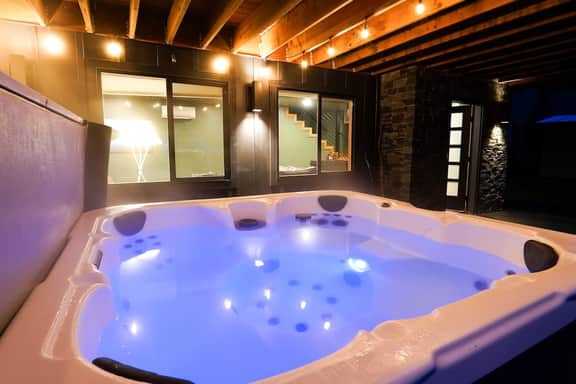 Luxe Summer Chalet with Hot Tub,Foosball,Mtn Views - Image 2