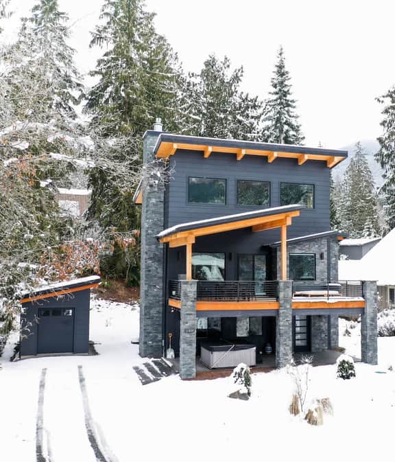 Mt Baker Rim Chalet with Private Hot Tub and Two King Bedrooms - Image 5