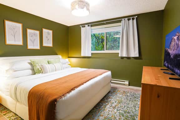 Fern Nook Snowater Condo with King Bed Indoor Pools Hot Tub and Sauna Near Mount Baker - Image 4