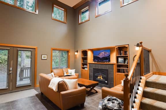 Five Bedroom Snowline Chalet with Hot Tub and Recreation Room Near Mount Baker - Image 2