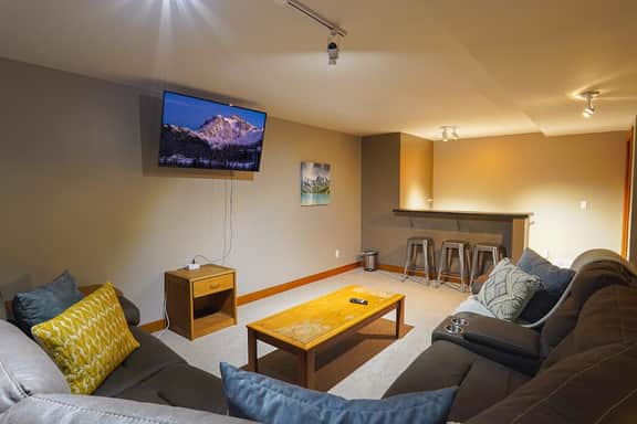 Five Bedroom Snowline Chalet with Hot Tub and Recreation Room Near Mount Baker - Image 5