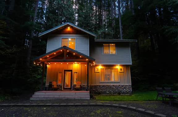 Snowline Hillside Chalet with Private Hot Tub and Three Gas Fireplaces - Image 3