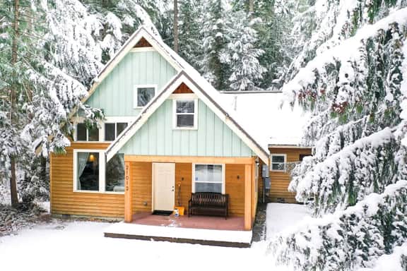Heliotrope Haus Mt Baker Cabin with Hot Tub Private Sauna and Two King Suites - Image 4
