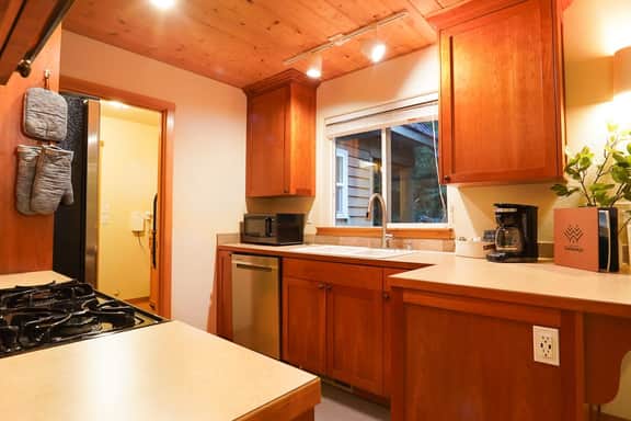 Hot Tub + Private Sauna | Heliotrope Haus - Image 4