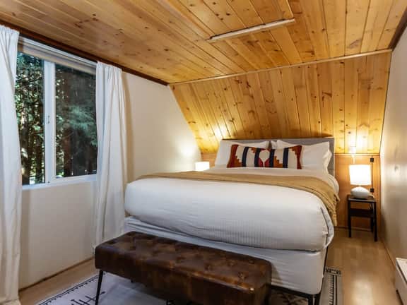 The Birdhouse | Hot Tub, EV Charger & Pool - Image 5
