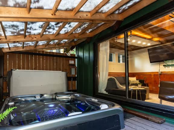 The Birdhouse | Hot Tub, EV Charger & Pool - Image 2