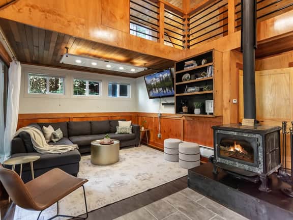 The Birdhouse | Hot Tub, EV Charger & Pool - Image 3