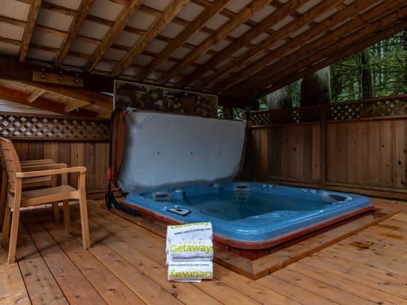 Naturbyn Retreat | Hot Tub & Snowline Pool - Image 2