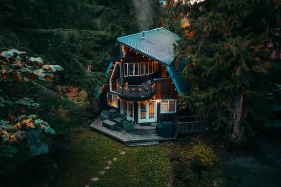 Design-Forward Mt. Baker Chalet + Hot Tub - Image 5
