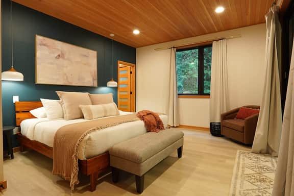 Mt Baker Luxe Chalet: Hot Tub, King Suites, Pet Friendly - Image 5
