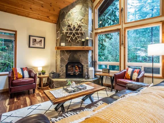Snowline Grand Lodge Near Mt Baker with Four King Bedrooms Private Sauna Hot Tub and Fireplace - Image 3