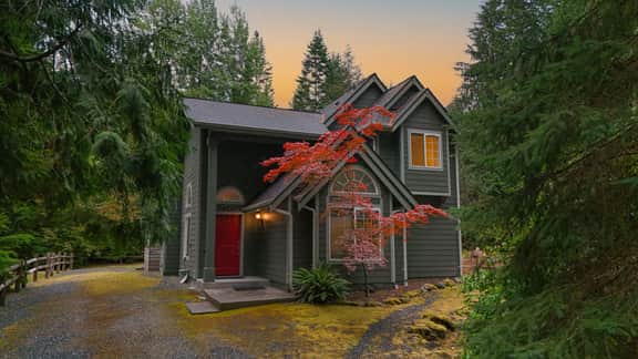 Canyon Creek Retreat Near Mt Baker with Hot Tub Fireplace and Two King Bedrooms - Image 3