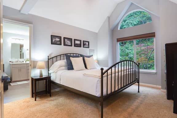 Canyon Creek Retreat Near Mt Baker with Hot Tub Fireplace and Two King Bedrooms - Image 4