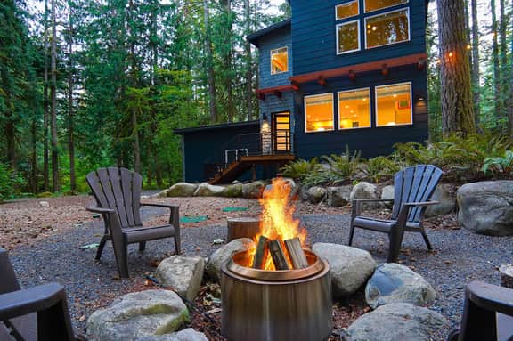 Modern Mt Baker Cabin with Private Hot Tub and Fire Pit - Image 4