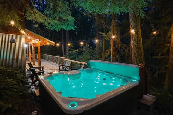 The Shuksan Snowline Chalet with Hot Tub Game Room and Wood Burning Fireplace Near Mt Baker - Image 2