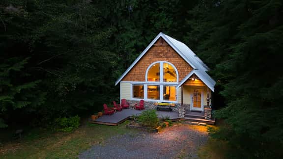 Mt Baker Snowline Chalet with Private Hot Tub and Fireplace - Image 5