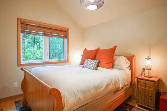 Cedar Hollow Mt Baker Cabin with Hot Tub and Stone Fireplace - Image 5