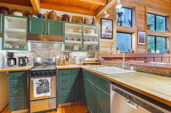 Ravenclaw Mt Baker Cabin with Hot Tub and Scenic Views - Image 3
