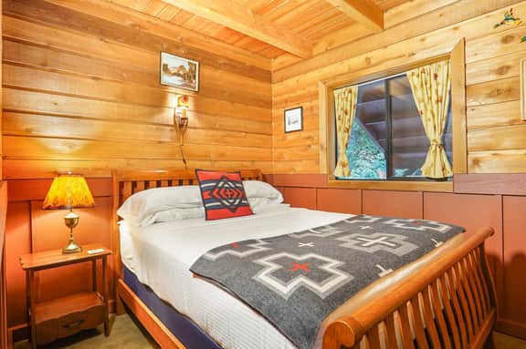 Ravenclaw Mt Baker Cabin with Hot Tub and Scenic Views - Image 5
