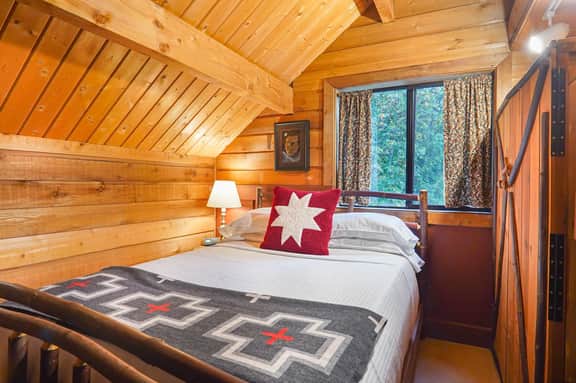 Ravenclaw Mt Baker Cabin with Hot Tub and Scenic Views - Image 4