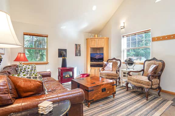 Mt Baker Cabin with Private Hot Tub and Fireplace - Image 5