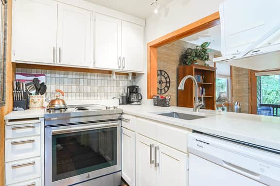 Mt Baker Ski Condo with Indoor Pools and Fireplace - Image 4