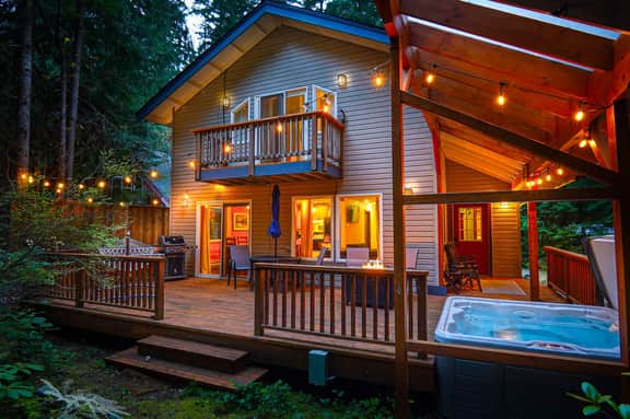 Bel Chalet Mt Baker Forest Retreat with Covered Hot Tub and Fireplace - Image 3